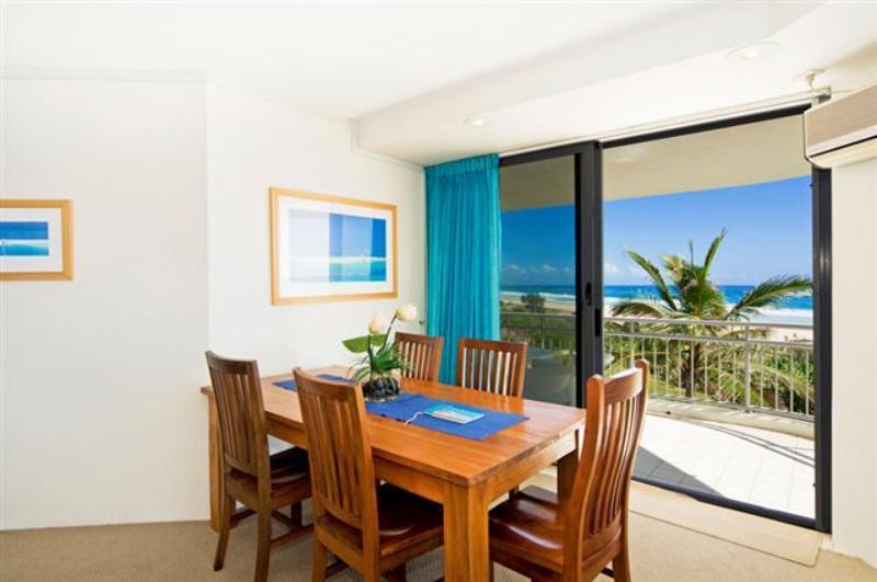 Oceanside Resort - Absolute Beachfront Apartments Gold Coast Exterior foto