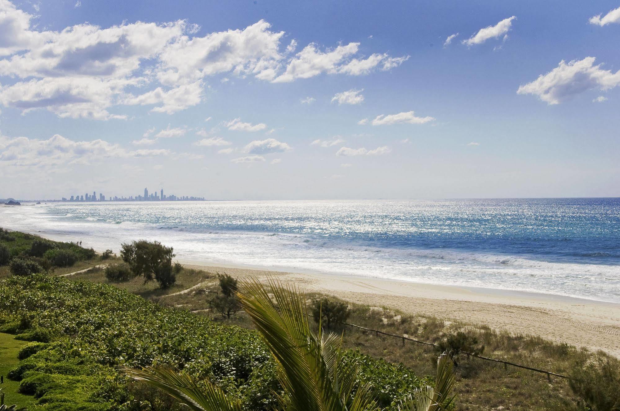 Oceanside Resort - Absolute Beachfront Apartments Gold Coast Exterior foto